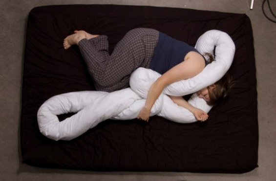 Флексибилна перница која ви прави друштво за спиење