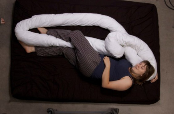 Флексибилна перница која ви прави друштво за спиење
