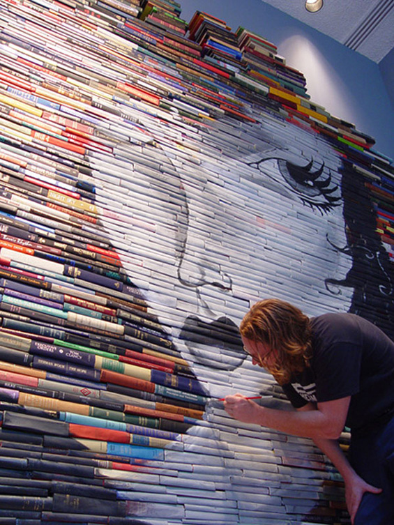 Уметност насликана на илјадници книги