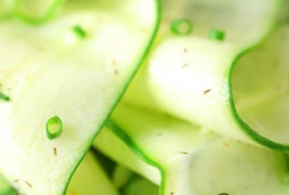 Свежа салата од тенко сечкани краставички