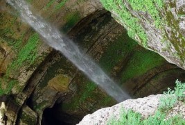 Водопадот што паѓа во пештера