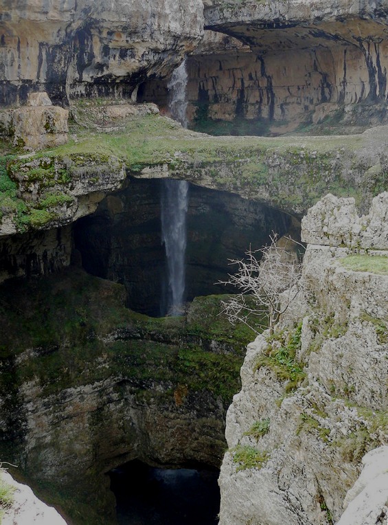 Водопадот што паѓа во пештера
