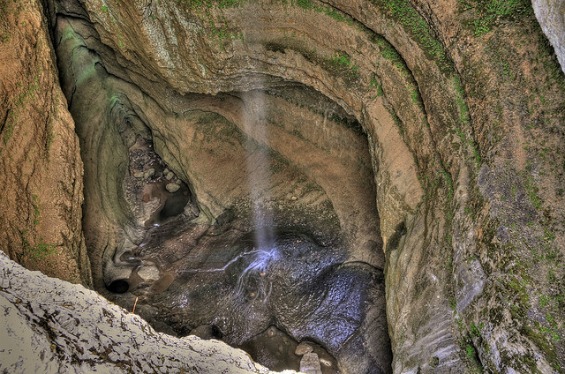 Водопадот што паѓа во пештера