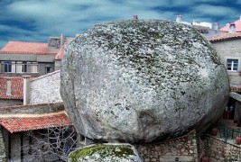 Неодоливо португалско село изградено помеѓу карпи