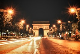 Париз длабоко во ноќта