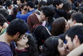 Студенти во Чиле протестираат со бакнување за поевтино образование