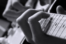 За помалку проблеми со слухот, свирете на некој инструмент