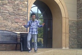 Неверојатен роботски танц на дабстеп музика