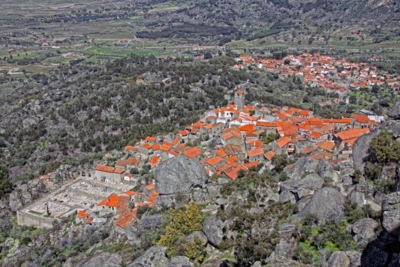 Неодоливо португалско село изградено помеѓу карпи