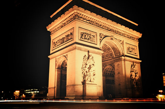 Париз длабоко во ноќта