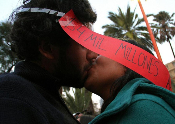 Студенти во Чиле протестираат со бакнување за поевтино образование