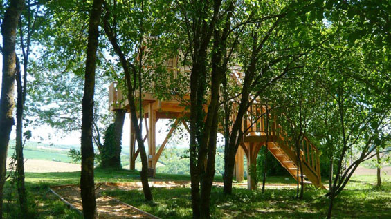 Романтична куќичка на дрво со џакузи
