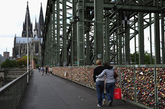 Мостот на љубовта и љубовните катанци во Келн