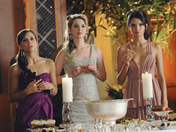 Лажливата игра (The Lying Game)