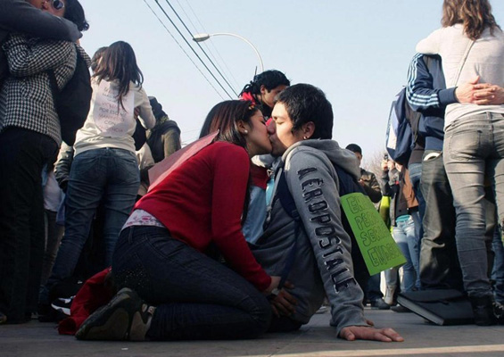 Студенти во Чиле протестираат со бакнување за поевтино образование