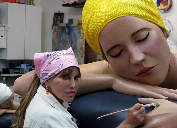 Вистински луѓе или восочни фигури?