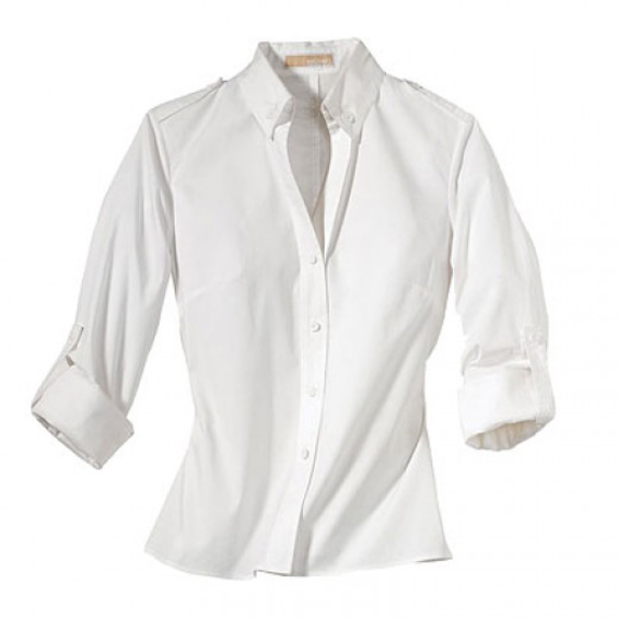 Што да облечете со бела класична кошула?