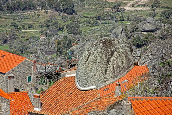 Неодоливо португалско село изградено помеѓу карпи