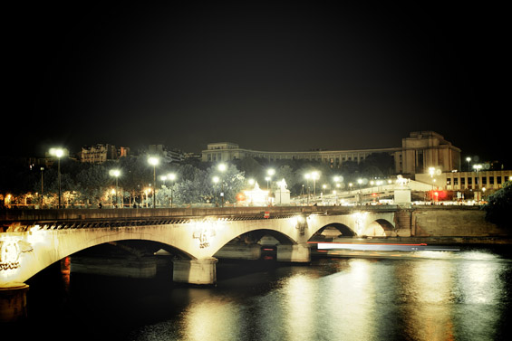 Париз длабоко во ноќта