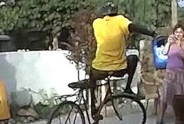 Фристајл трикови со велосипедот на прадедо му