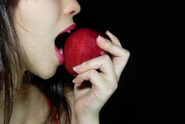 Јаболкото е поштетно за забите, отколку газираните пијалаци