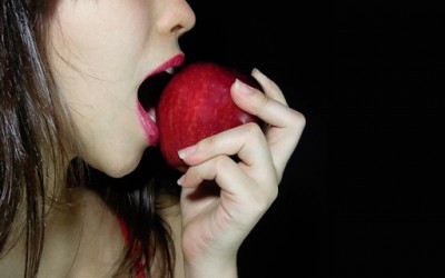 Јаболкото е поштетно за забите, отколку газираните пијалаци