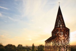 Транспарентна метална црква