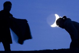 Забавувајќи се со месечината