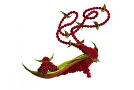 Женски чевли направени од цвеќиња