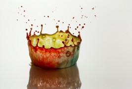 Капки вода поврзани во колоритни вонземски облици