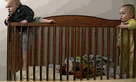 Бебе – нинџа бега од детско креветче