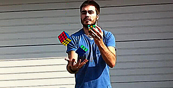 Мести рубикова коцка со една рака, додека жонглира со други две во другата