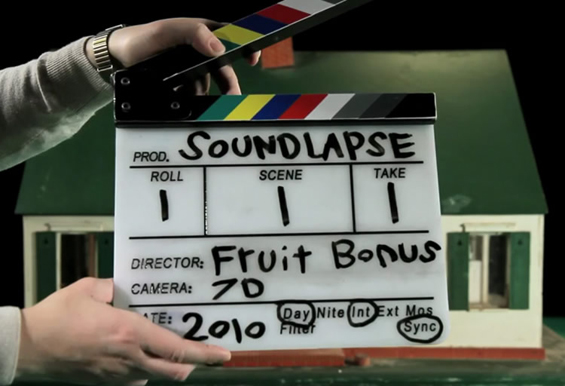 Музички ритам создаден од канцелариски предмети