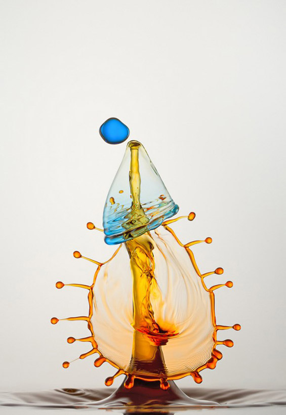 Капки вода поврзани во колоритни вонземски облици