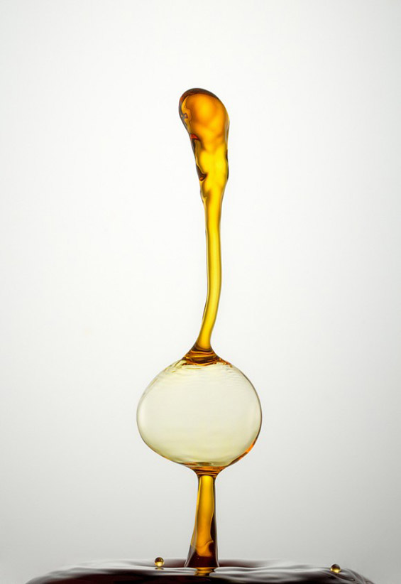 Капки вода поврзани во колоритни вонземски облици