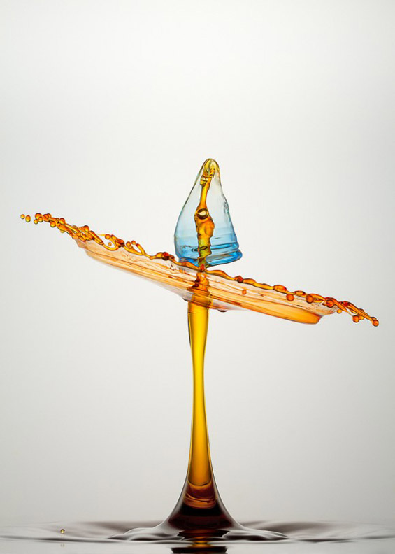 Капки вода поврзани во колоритни вонземски облици