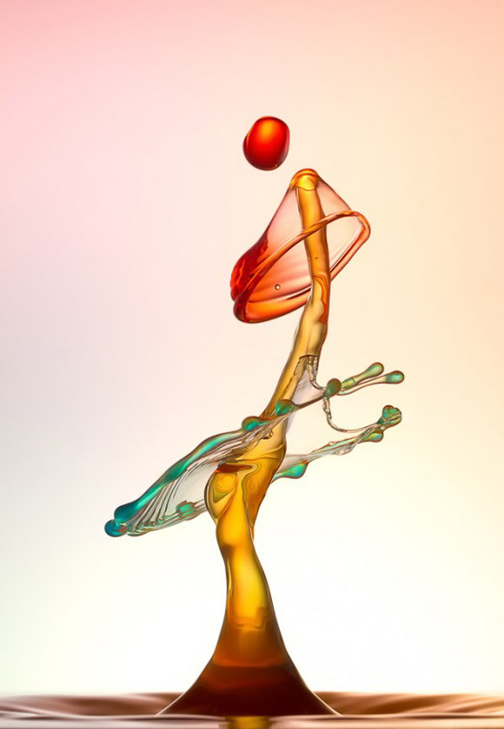 Капки вода поврзани во колоритни вонземски облици