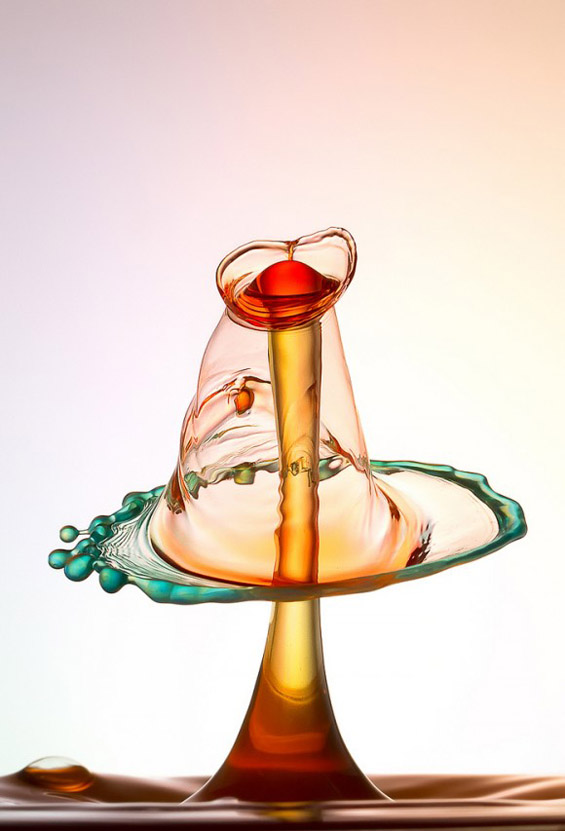 Капки вода поврзани во колоритни вонземски облици