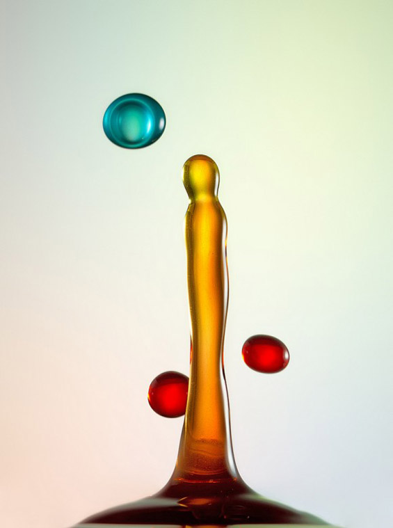 Капки вода поврзани во колоритни вонземски облици