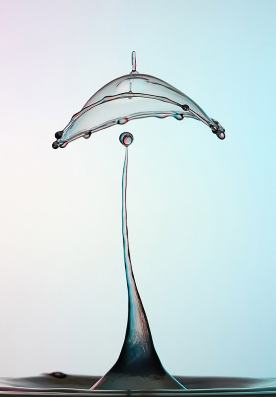 Капки вода поврзани во колоритни вонземски облици