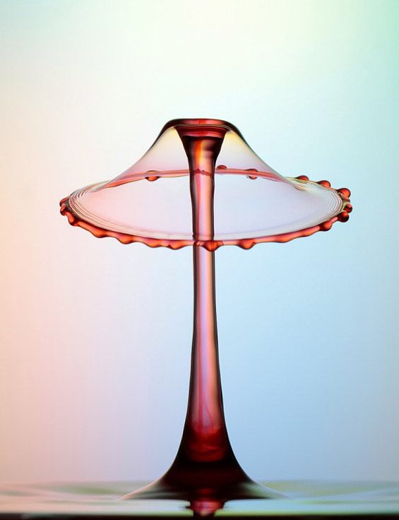 Капки вода поврзани во колоритни вонземски облици