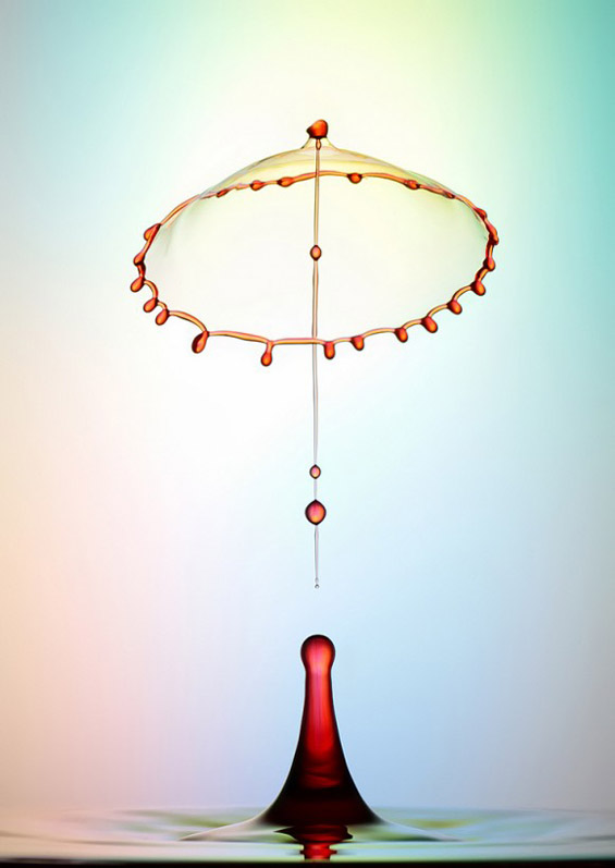 Капки вода поврзани во колоритни вонземски облици