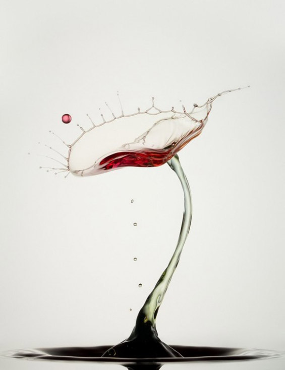 Капки вода поврзани во колоритни вонземски облици