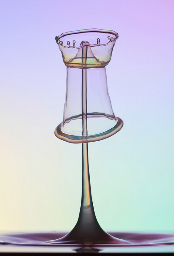 Капки вода поврзани во колоритни вонземски облици