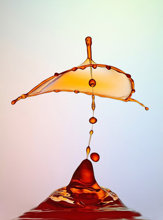 Капки вода поврзани во колоритни вонземски облици