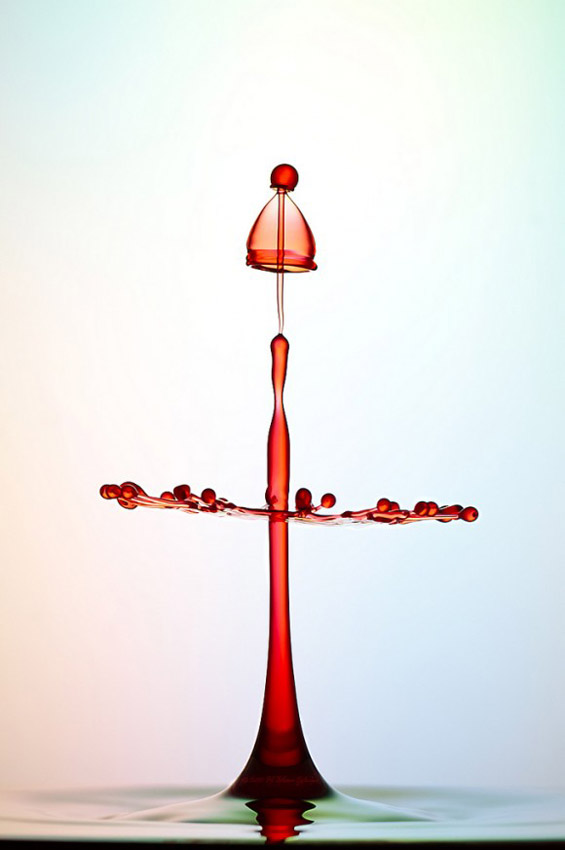 Капки вода поврзани во колоритни вонземски облици