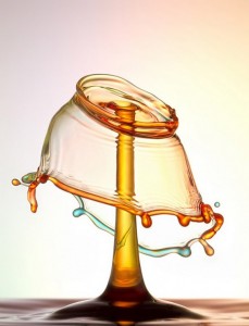 Капки вода поврзани во колоритни вонземски облици