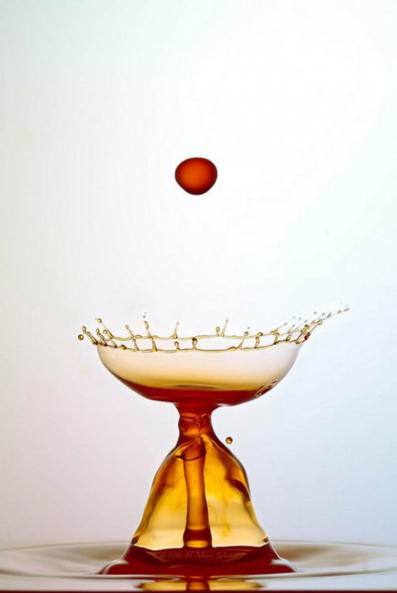 Капки вода поврзани во колоритни вонземски облици