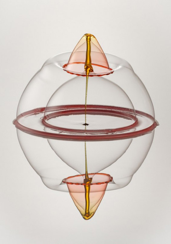 Капки вода поврзани во колоритни вонземски облици