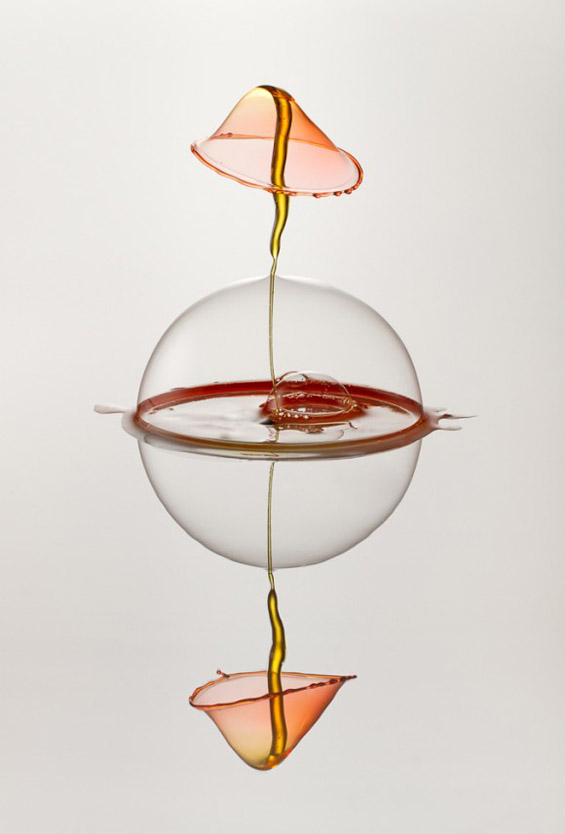 Капки вода поврзани во колоритни вонземски облици